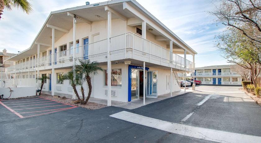 Motel 6-Phoenix, AZ - East