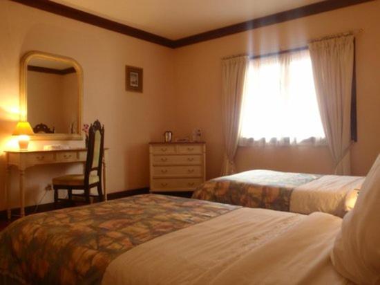 Las Flores Hotel - image 10