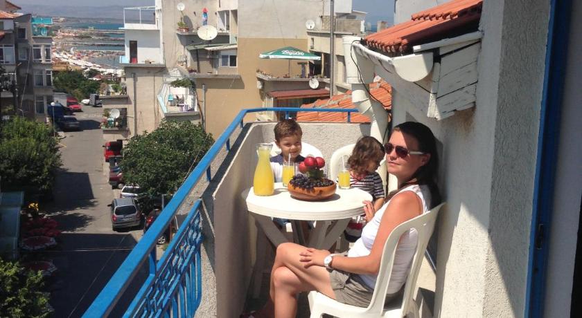 Lira Sto Apartments — Hotel in Pomorie