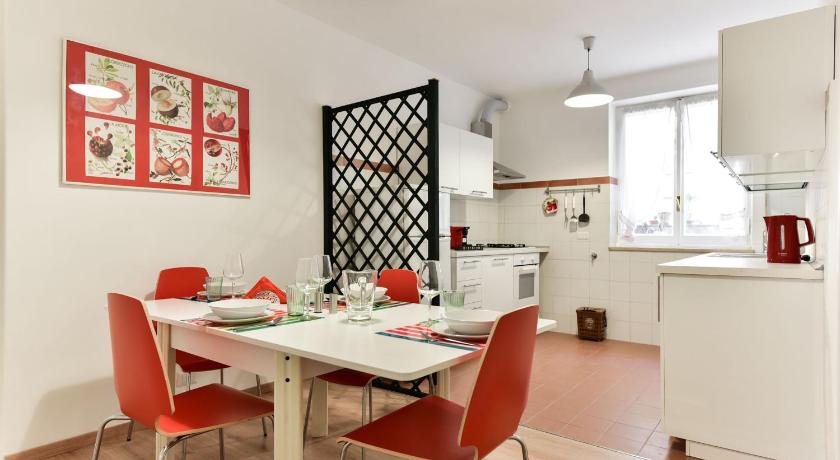 Red &amp; White Vatican Apartment — Hotel in Rome