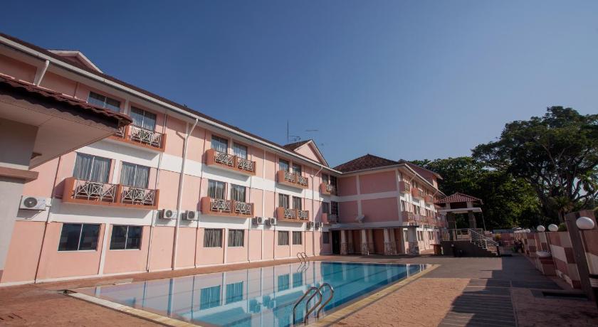 a large white building with a pool in front of it, Hotel Seri Malaysia Ipoh in Ipoh