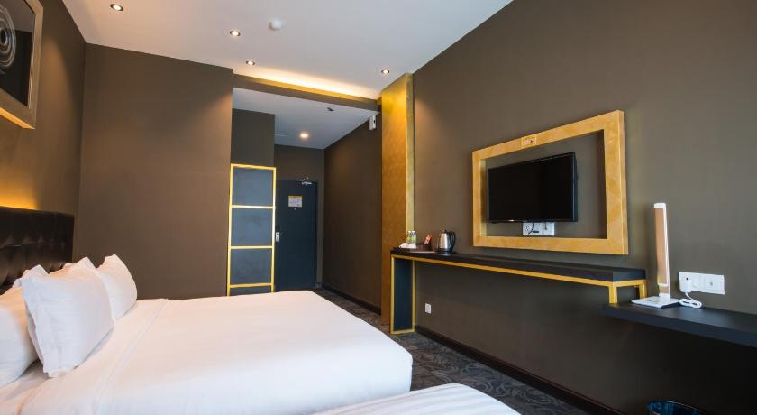 Image of Deluxe Triple - 1 Double Bed and 1 Single Bed 11