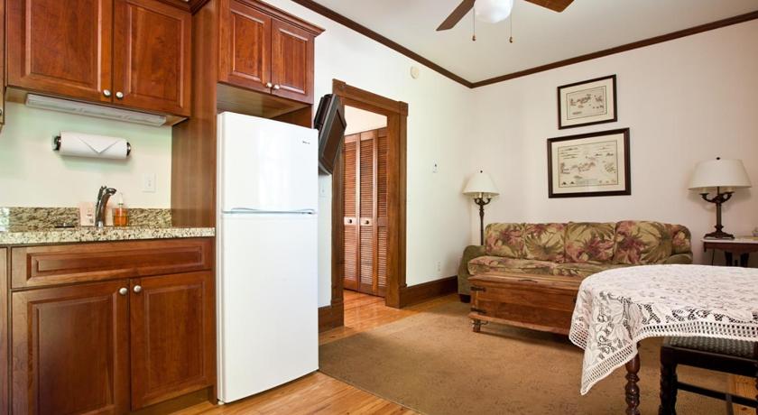 a kitchen filled with furniture and a refrigerator, Island City House in Key West (FL)