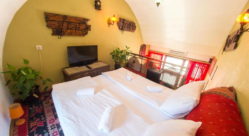 Cozy studio apartment next to the Old Bridge — Hotel in Mostar