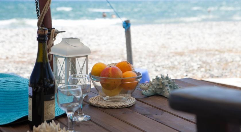 Aquarium Beach House 32 — Hotel in Larnaca