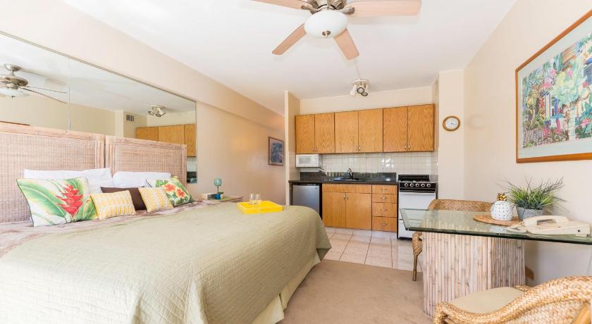 Waikiki Shore 305 (beachfront/balcony) photo