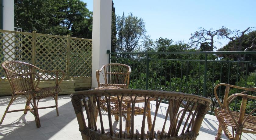 a patio area with chairs, tables, and benches, Villa Marta in Taranto