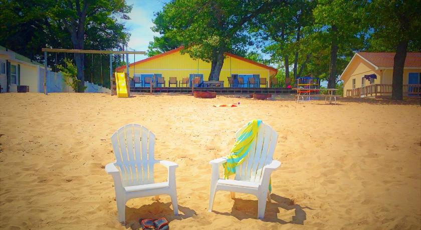 Gold Coast Family Cottages — Hotel in Au Sable Charter Township (MI)