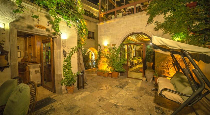 Hidden Cave Hotel - image 3