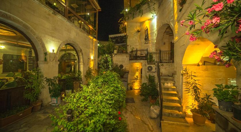 Hidden Cave Hotel - image 10