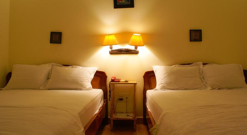 a hotel room with two beds and a lamp, Trung Nguyen Hotel in Chau Doc (An Giang)