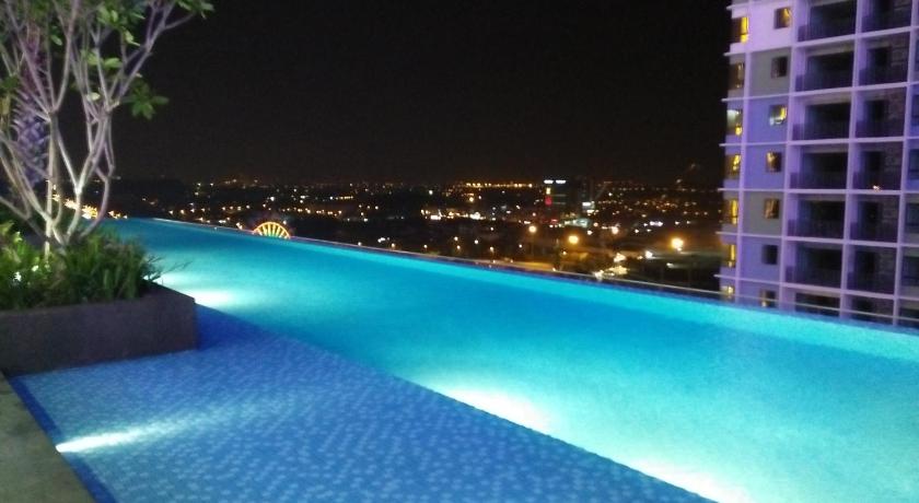 Image of Deluxe Two-Bedroom Apartment with Theme Park View 13