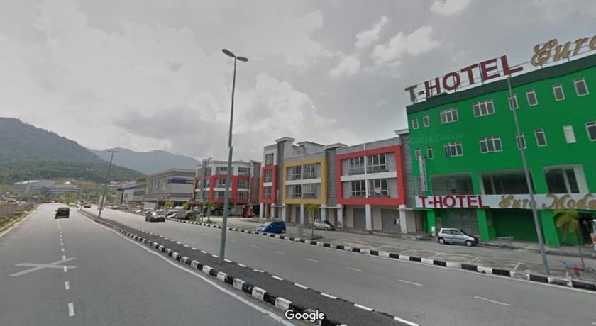 a city street filled with lots of traffic, T Hotel Ipoh in Ipoh