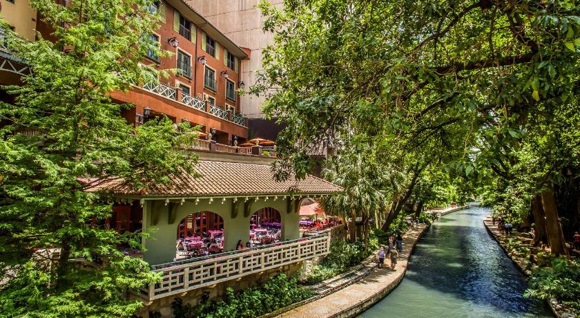 Hotel Valencia Riverwalk photo
