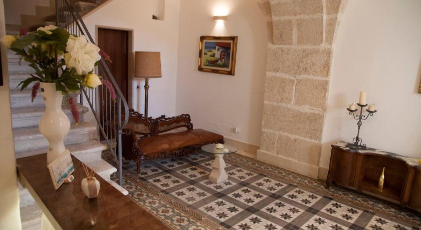a living room filled with furniture and a fireplace, B&B Sul Ponte in Gravina in Puglia