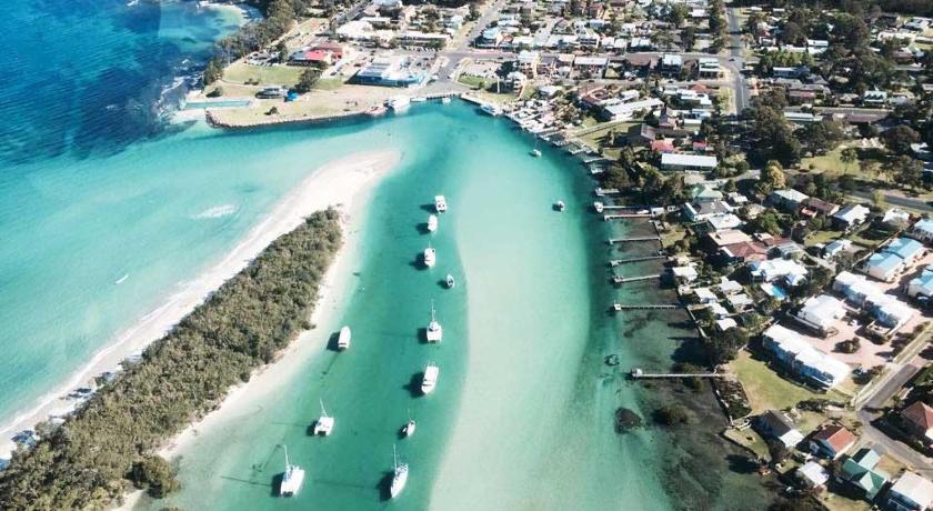 Book From Nz117 The Huskisson In Jervis Bay Australia - 