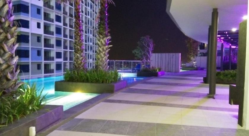 Image of Deluxe Two-Bedroom Apartment with Theme Park View 16