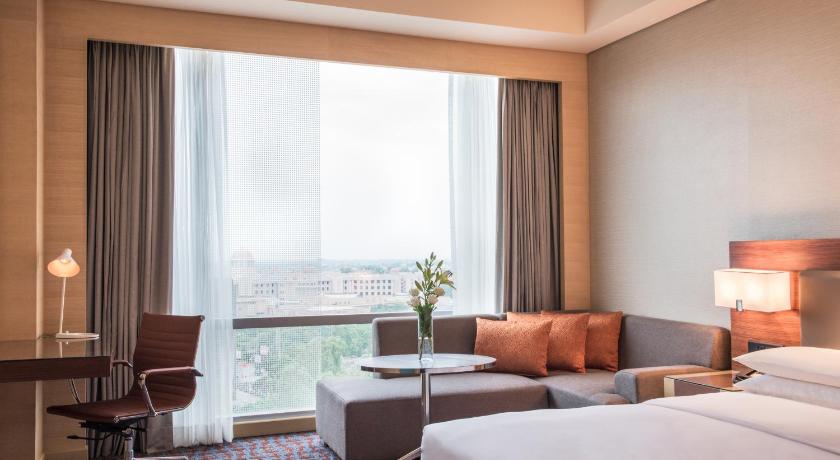 Image of 1 King Bed With Club Access 1