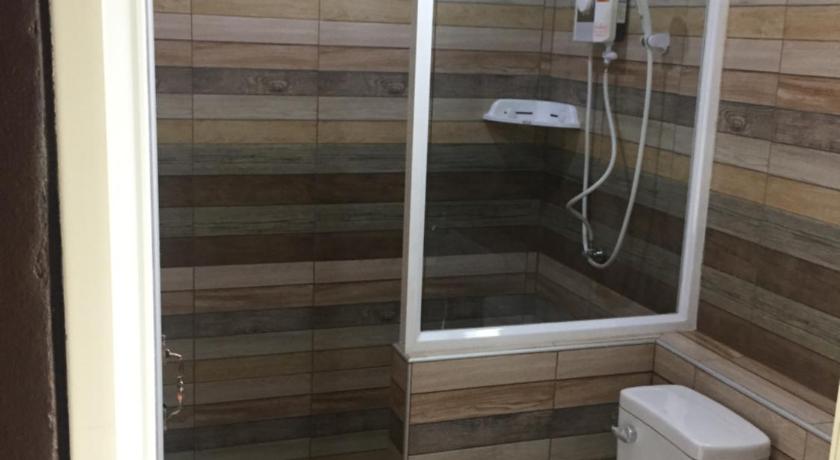 a bathroom with a toilet and a sink, Na Kabin Resort in Prachinburi