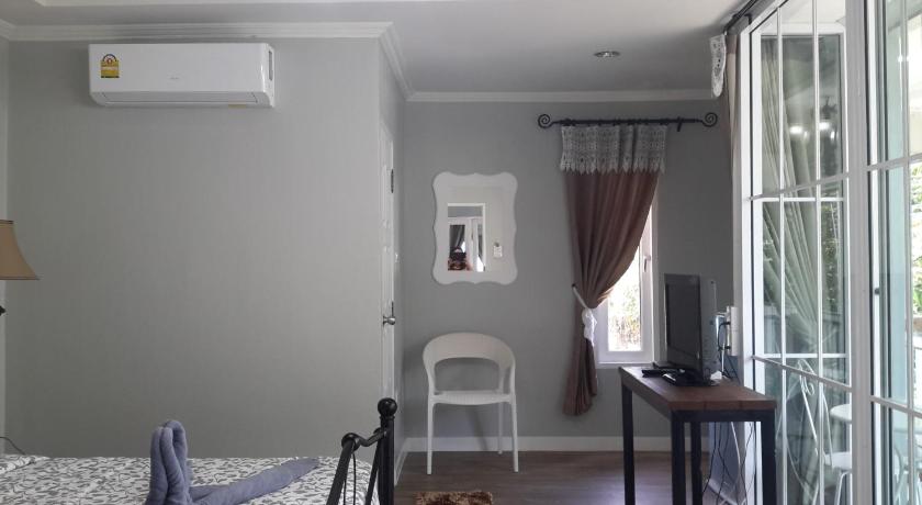 Image of Deluxe Double Room with Balcony 4