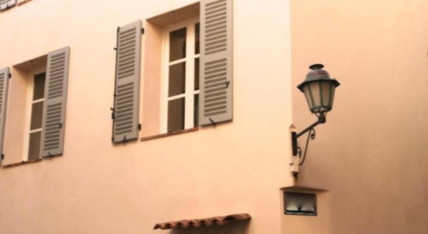 Maison De La Tour photo