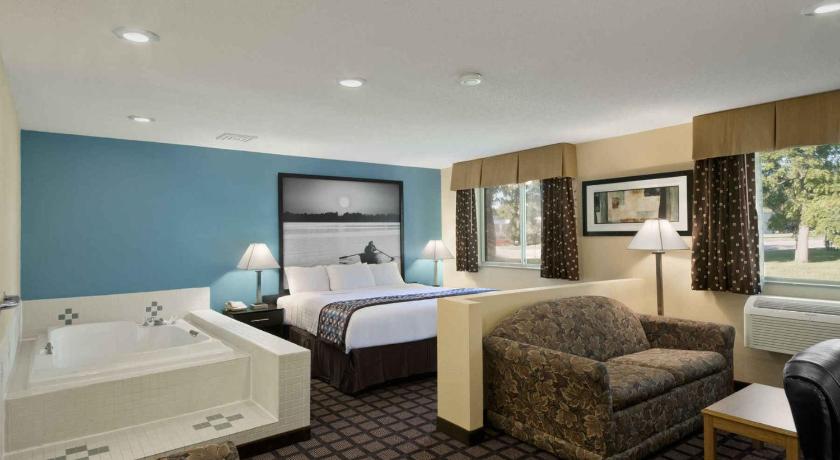 Super 8 By Wyndham Whitewater Wi