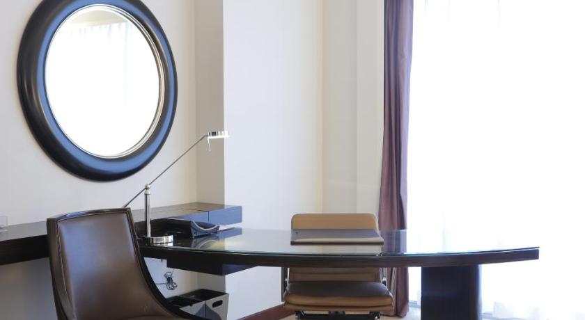 Image of Fairmont Room King Bed 8