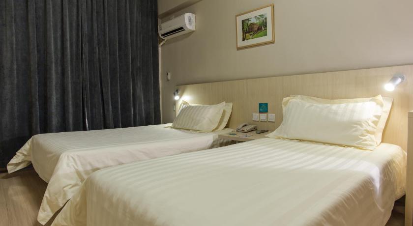 a hotel room with a bed and two lamps, Jinjiang Inn Beijing Hepingmen Branch in Beijing
