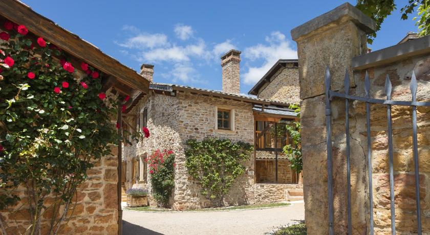 Logis Hotel le Savigny et sa maison La Benoite