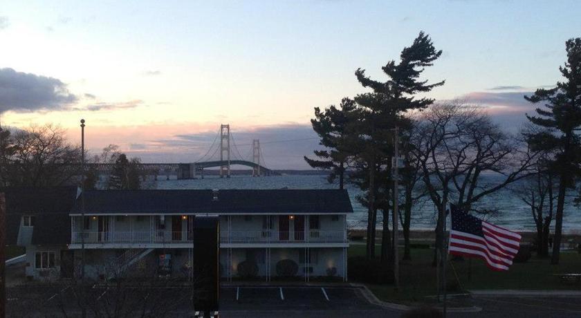 Super 8 By Wyndham Bridgeview Of Mackinaw City