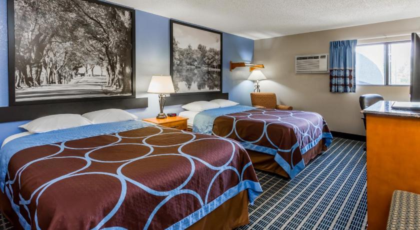 Super 8 By Wyndham Iowa City/Coralville