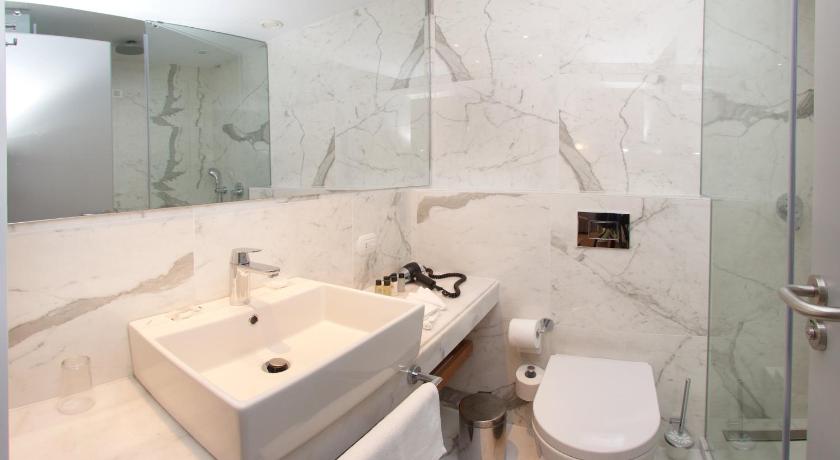 Image of Superior Double Room (No Balcony) 9