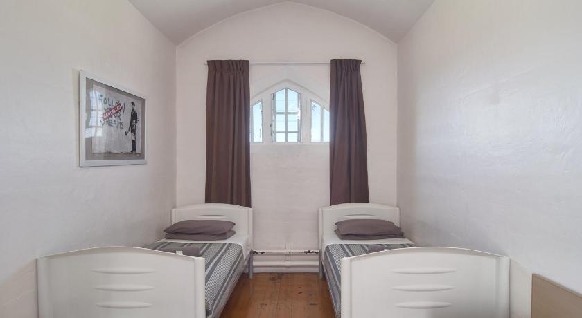 Image of Twin Shared Bathroom 3