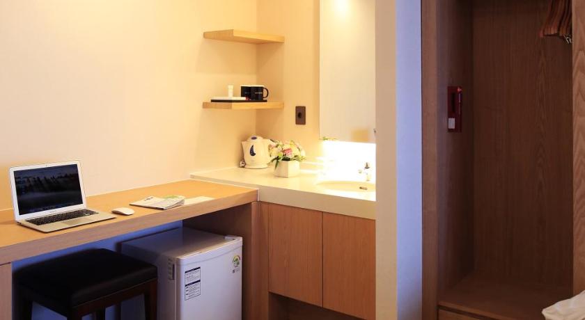 Image of 2 Single Beds, Nonsmoking, Shower 6