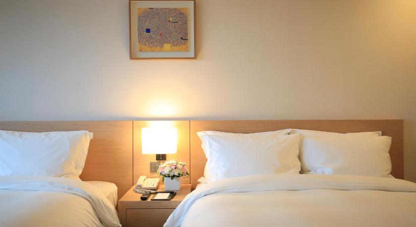Image of 1 Double 1 Single, Nonsmoking, Deluxe Quality Room, Air Conditioning 5