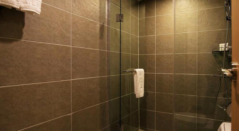 Image of 3 Single Beds, Nonsmoking, Shower, Teapot 2