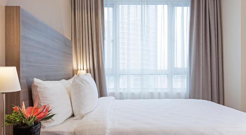 a bedroom with a bed and a window, One Pacific Place Serviced Residences – Multiple-Use Hotel in Manila