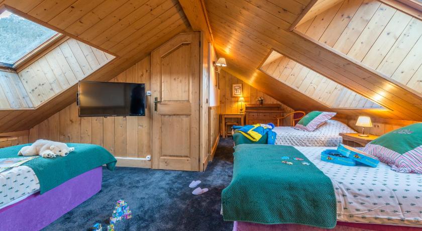 Image of Family Room (5 Adults) 7