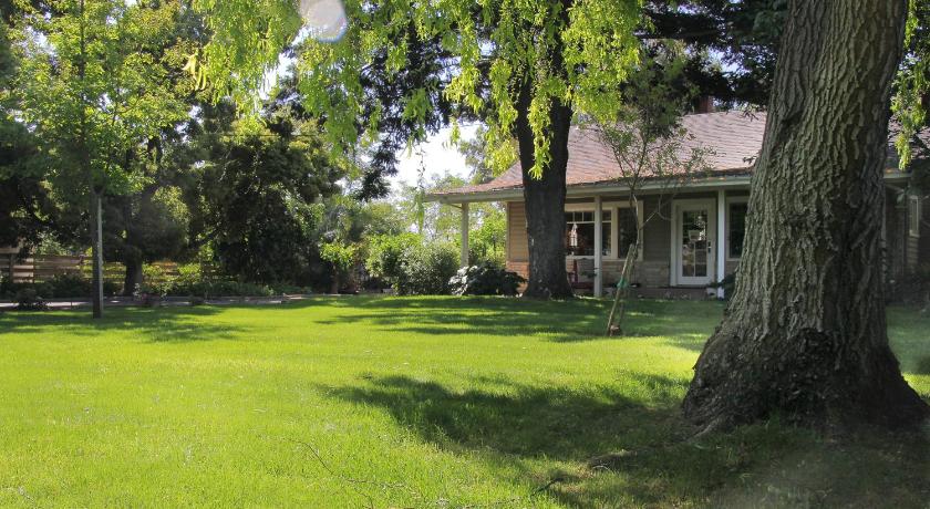 Cottage on Armstrong photo