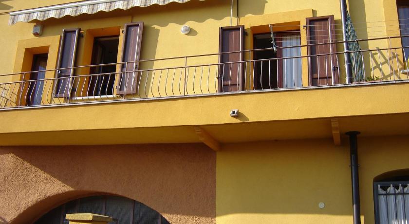 CASA DEL SOLE APPARTAMENTO N° 2 WHITE AND GOLD ROOM