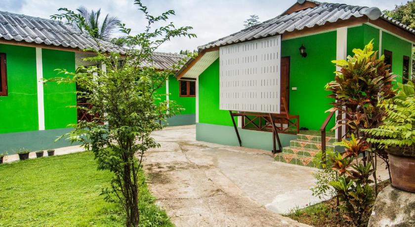 a green and white building with a green roof, Sarm Mork Guest House in Mae Hong Son