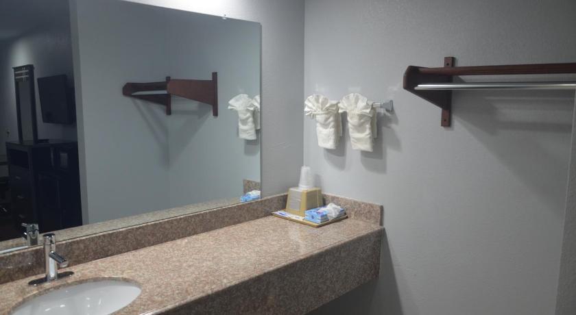 Travelers Inn & Suites photo