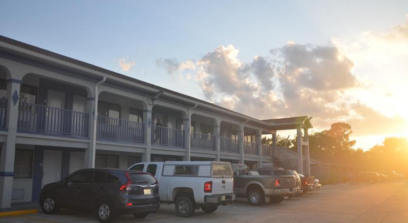 Travelers Inn & Suites photo
