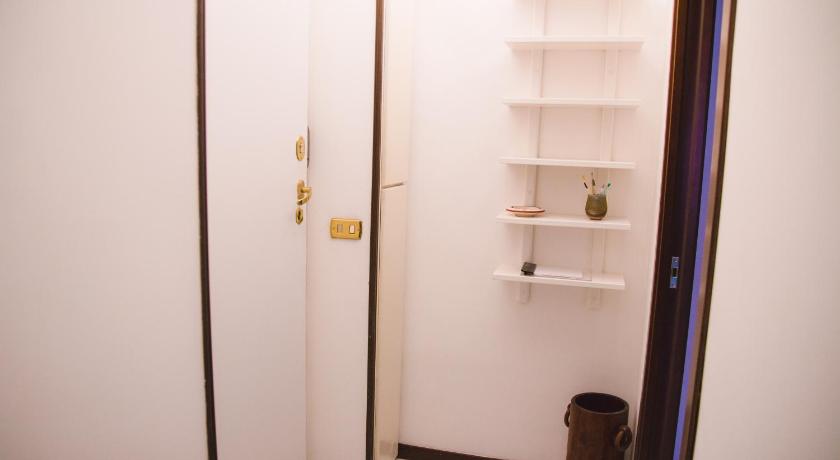 Happy Rooms in Easy House — Hotel in Naples