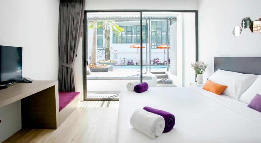 Image of Deluxe Pool Access 0