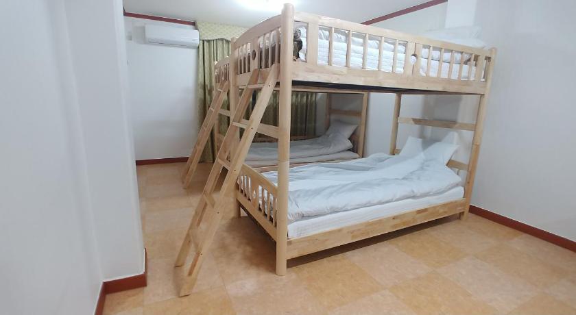 Image of Bed in 6-Bed Female Dormitory Room 8