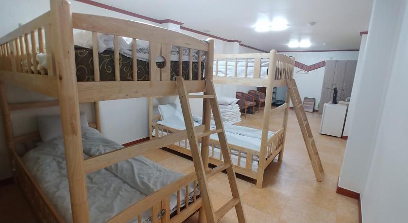 Image of Bed in 6-Bed Female Dormitory Room 3