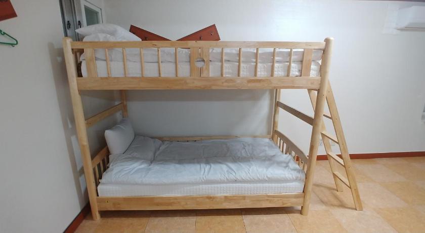 Image of Bed in 6-Bed Female Dormitory Room 13