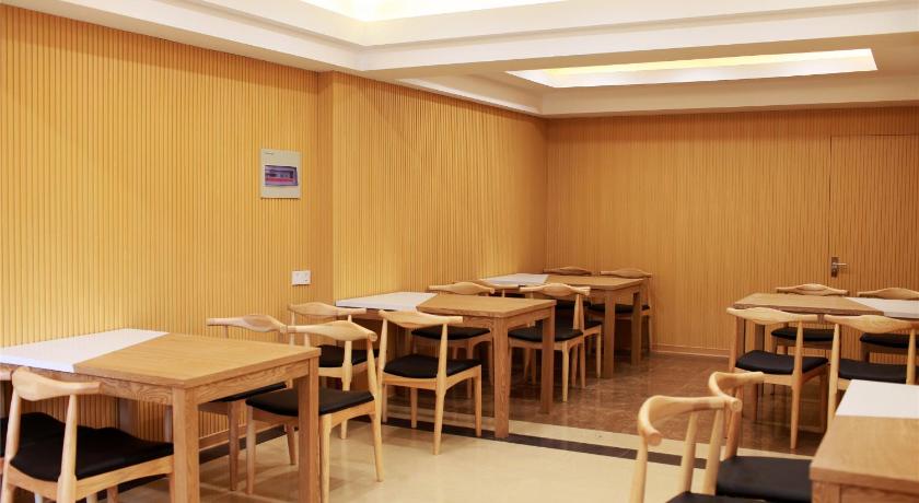 a classroom filled with desks and chairs, GreenTree Inn Yichun Qingshan Street Express Hotel in Jiamusi