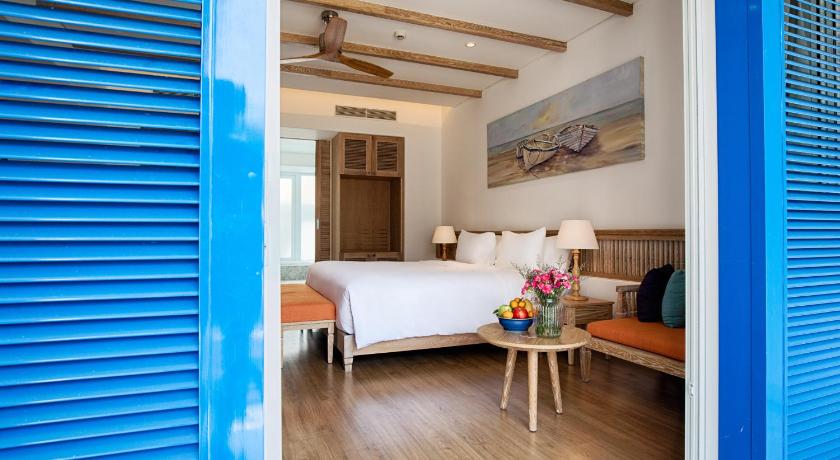 Image of Junior Suite King Bed - Pool View and Balcony 9